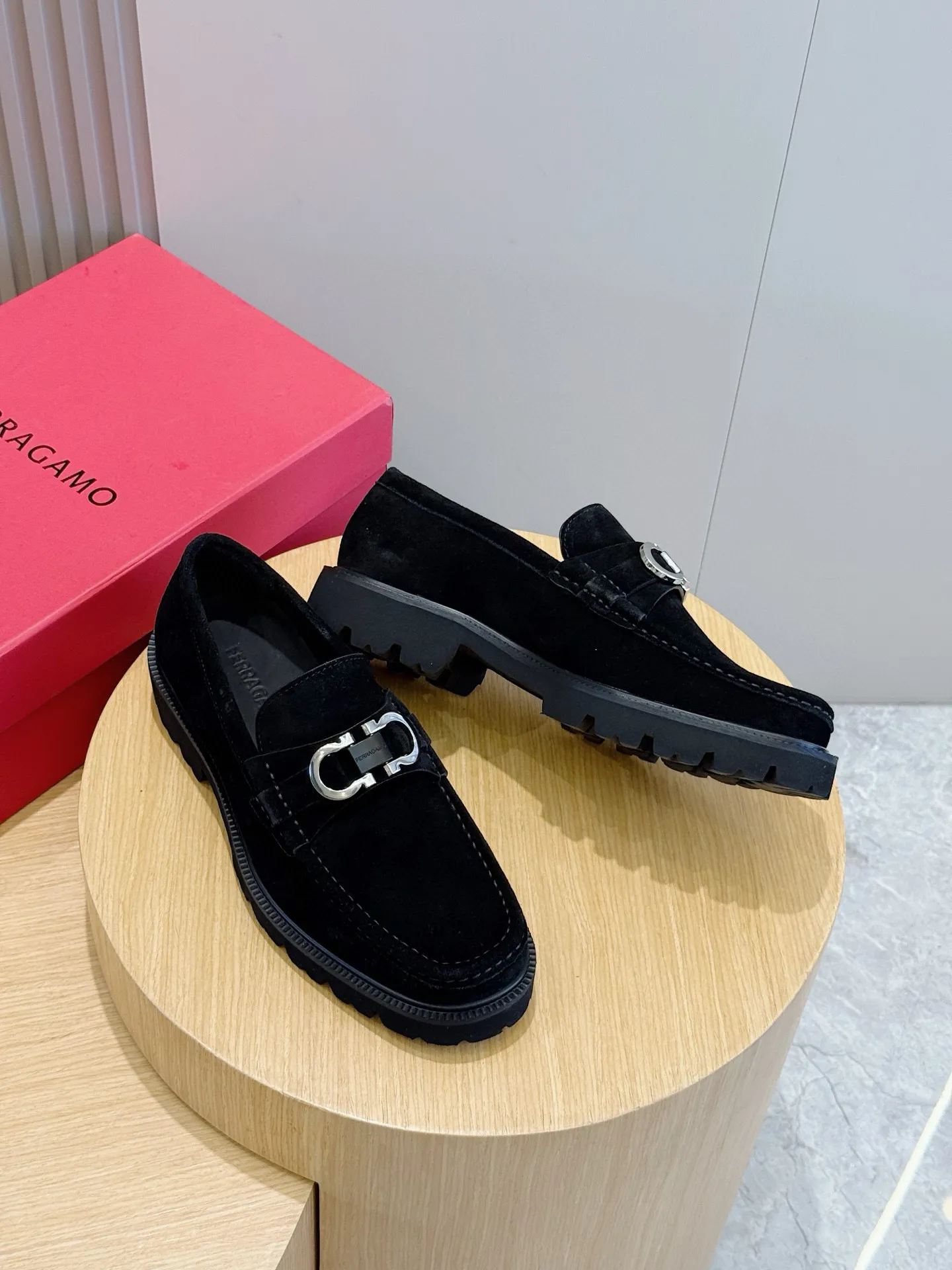 [Ferragamo] Top P: 760💰 Number of yards: 39~44 (38.45. Customized, non-returnable) Ferragamo men's leather derby shoes. The new derby shoes are light in texture and cool in style. They adopt exquisite eyelet uppers and novelly define urban trends. Made of brushed cowhide, it has a plump and rounded toe box and is decorated with delicate wingtip decorative details. Imported cowhide + cowhide lining.